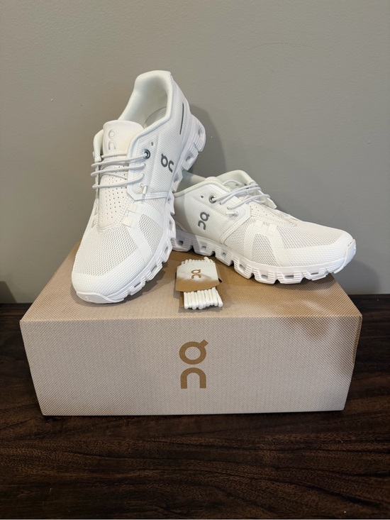 On Running Shoes - Women’s On Cloud 5 All White Sneakers Size 8.5